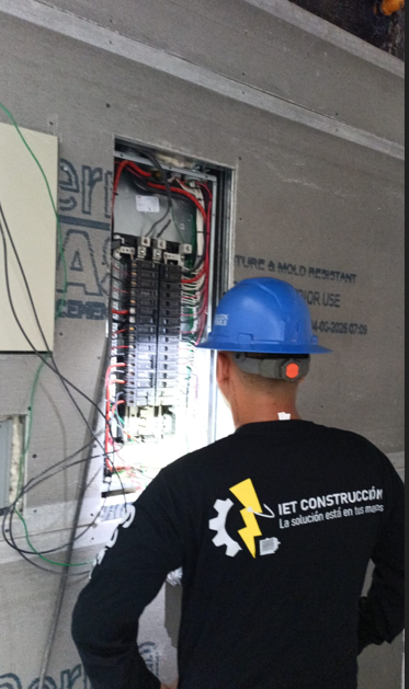 Equipo de IET Construcciones en obra